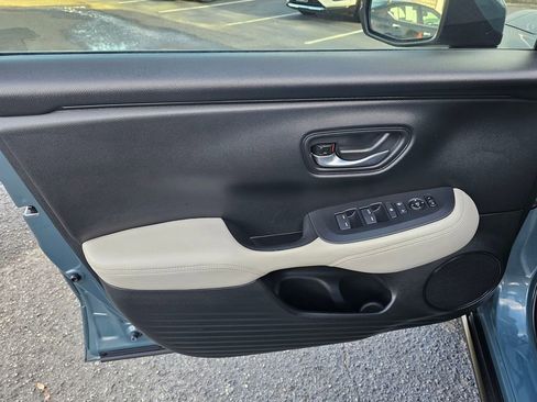 Used 2025 Honda HR-V LX image 12