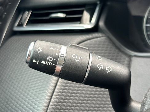 Used 2019 Land Rover Range Rover Velar S AWD/4WD image 33