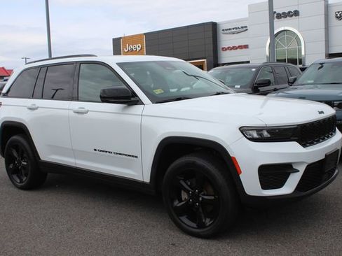 Used 2023 Jeep Grand Cherokee Altitude AWD/4WD image 1