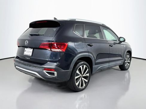 Used 2022 Volkswagen Taos SE w/ Panoramic Sunroof Package FWD image 5