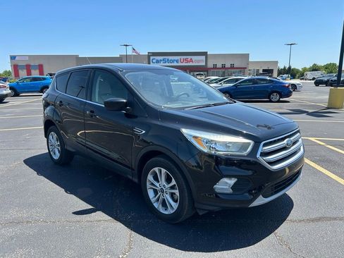 Used 2017 Ford Escape SE FWD image 1