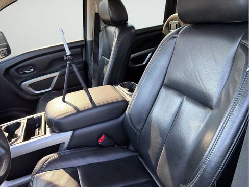 Used 2020 Nissan Titan SV w/ SV Convenience Package RWD image 29