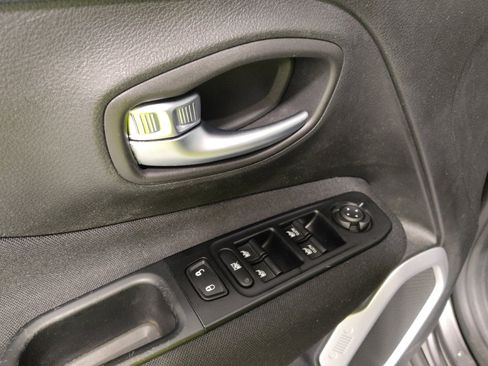 Used 2020 Jeep Renegade Latitude image 27