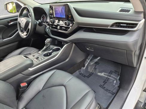 Used 2023 Toyota Highlander XLE FWD image 22