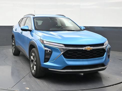 Used 2025 Chevrolet Trax LT FWD image 7