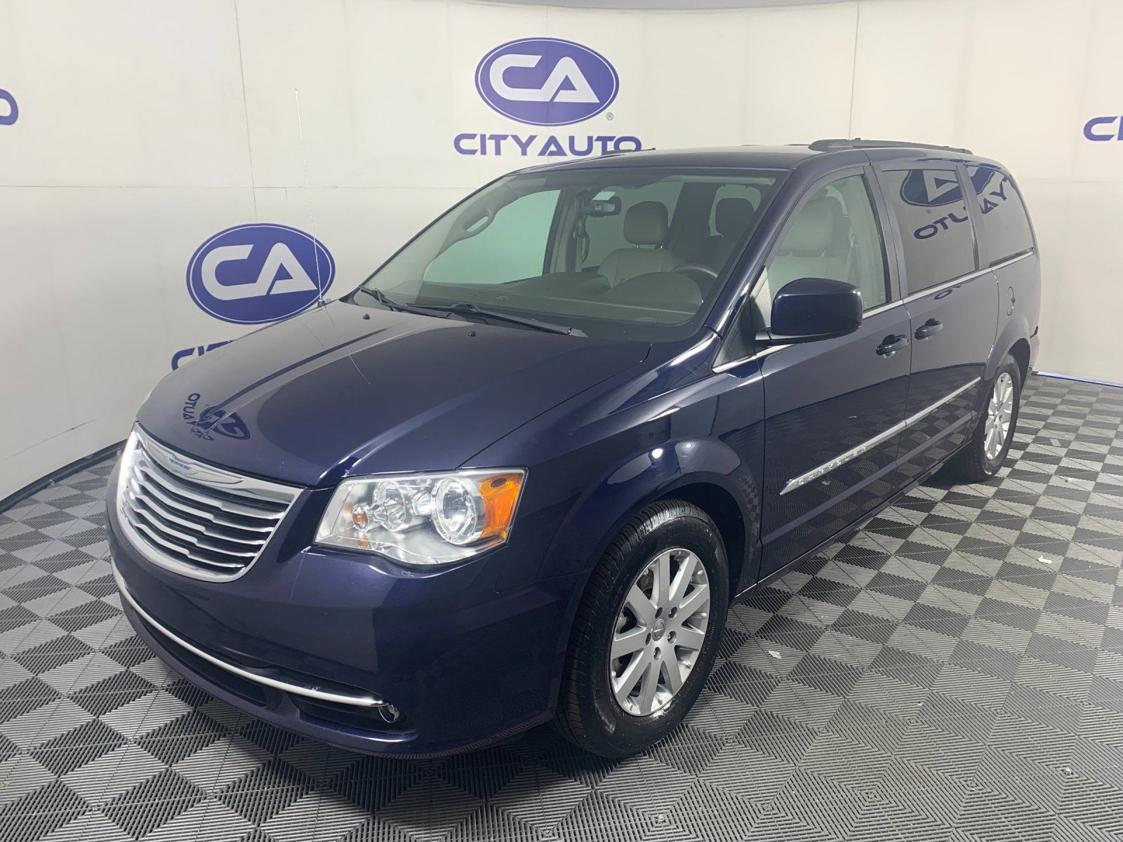 Used 2015 Chrysler Town & Country Touring w/ Trailer Tow Group FWD image 7