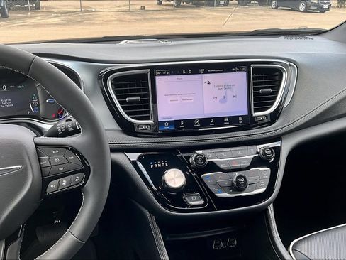 New 2025 Chrysler Pacifica Premium FWD image 6