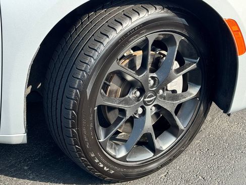 Used 2023 Chrysler Pacifica Touring-L w/ S Appearance Package AWD/4WD image 9