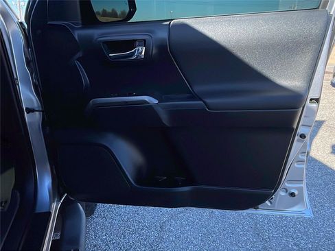 Used 2018 Toyota Tacoma TRD Off-Road image 13