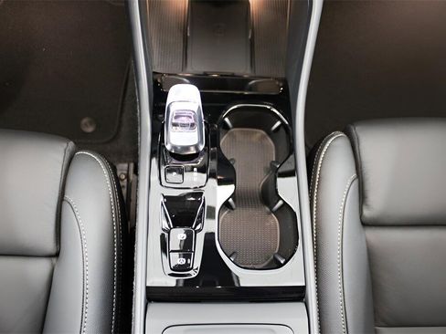 New 2025 Volvo XC40 B5 Plus image 25