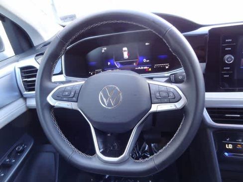 Used 2025 Volkswagen Taos SE FWD image 12