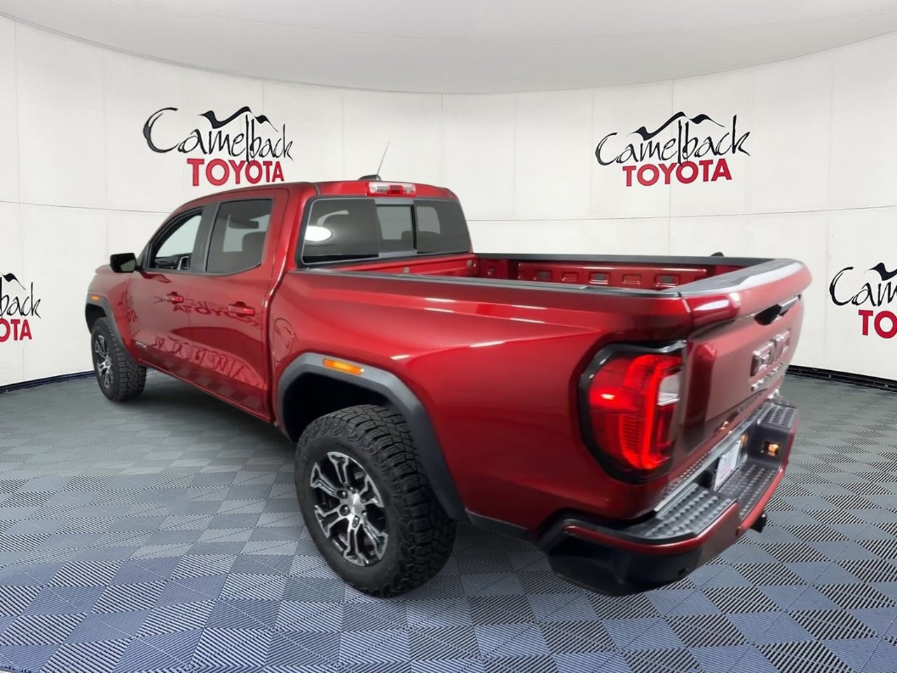 Used 2024 GMC Canyon AT4 w/ AT4 Premium Package AWD/4WD image 9