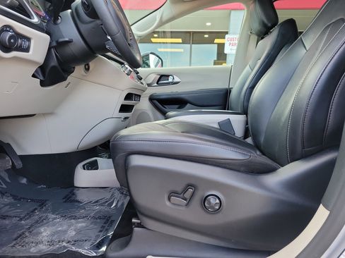 Used 2024 Chrysler Pacifica Touring-L image 16