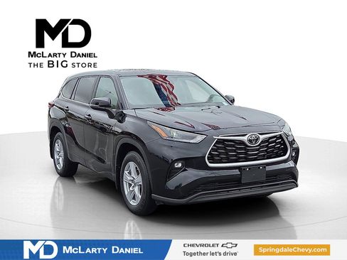 Used 2024 Toyota Highlander LE image 1