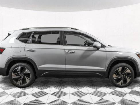 New 2026 Volkswagen Taos SE image 11