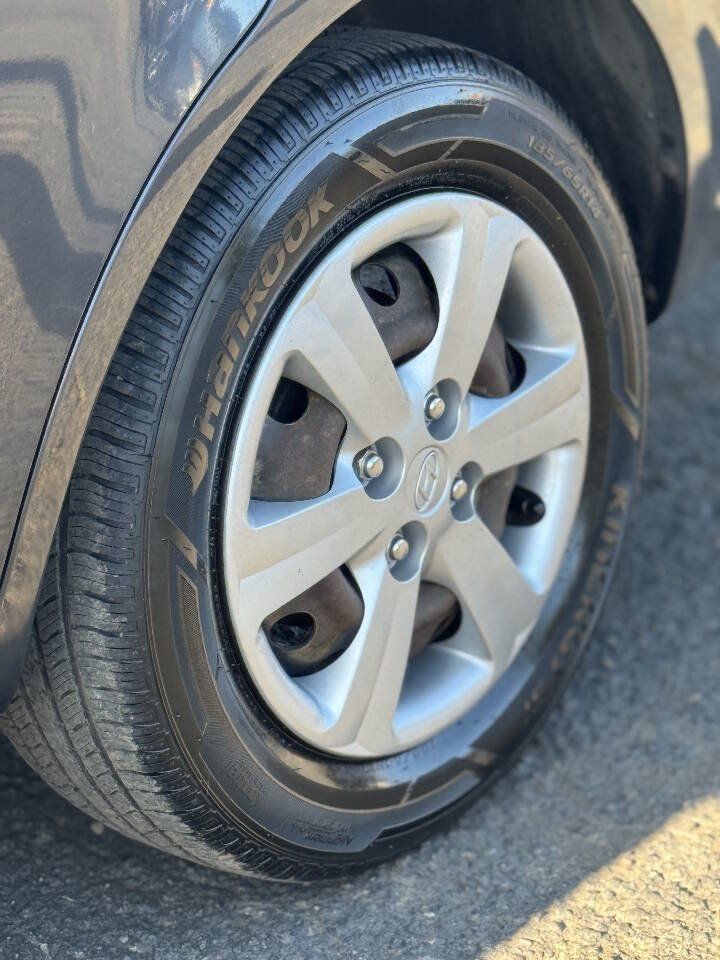 Used 2011 Hyundai Accent GLS FWD image 18
