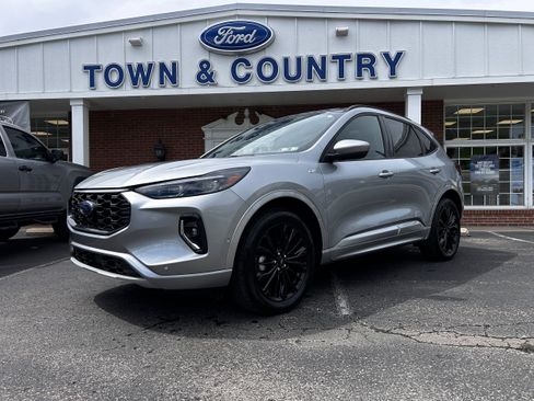 Used 2023 Ford Escape ST-Line Elite w/ Premium Technology Package AWD/4WD image 3