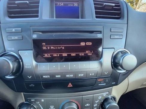 Used 2012 Toyota Highlander SE w/ Tow Pkg image 16