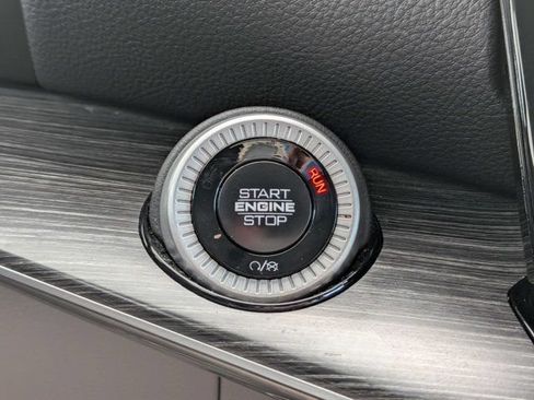 Certified 2024 Jeep Wagoneer Series II w/ Flexible Seating Group RWD image 31