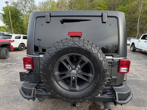 Used 2017 Jeep Wrangler Unlimited Sahara AWD/4WD image 4