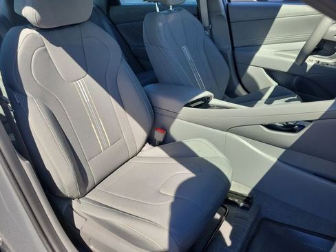 Certified 2025 Hyundai Elantra SEL FWD image 17