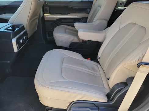 Used 2022 Ford Expedition Limited image 6