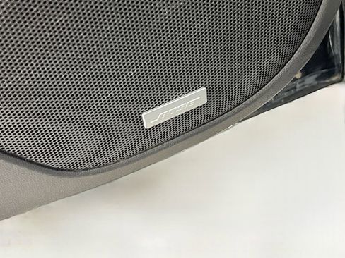 Used 2023 GMC Acadia SLE image 17