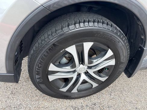 Used 2018 Toyota RAV4 LE FWD image 9