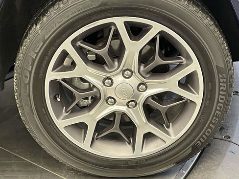 Used 2018 Jeep Grand Cherokee Limited image 14