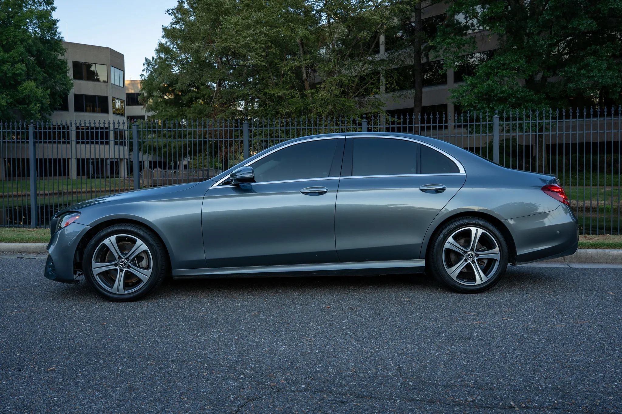 Used 2018 Mercedes-Benz E 300 4MATIC image 9