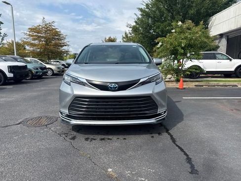Used 2023 Toyota Sienna XLE FWD image 8