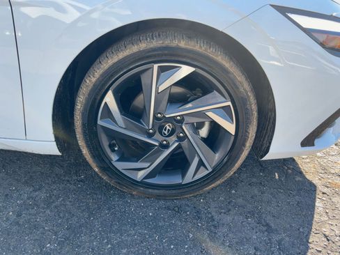 Used 2025 Hyundai Elantra SEL image 21