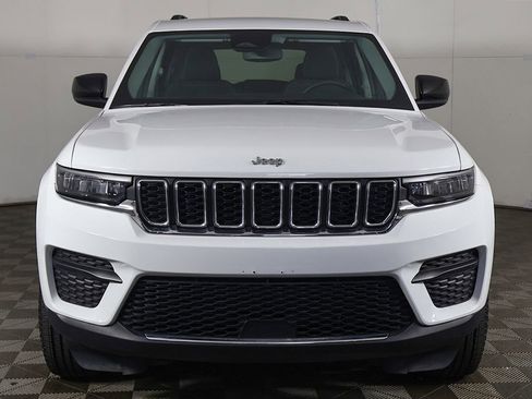 Used 2023 Jeep Grand Cherokee Laredo AWD/4WD image 9
