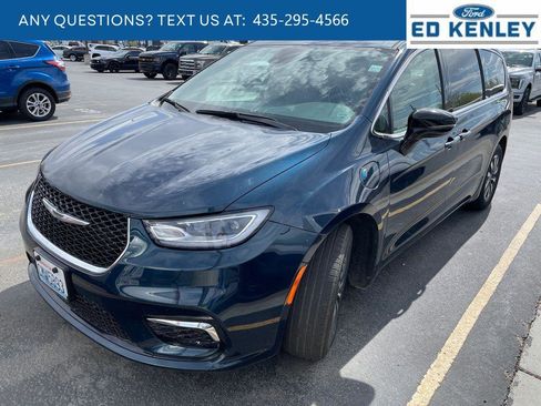 Used 2024 Chrysler Pacifica Limited FWD image 2