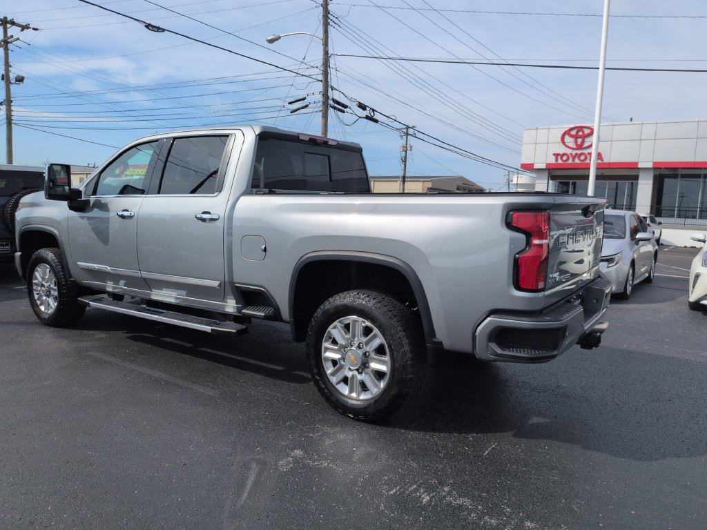 Used 2025 Chevrolet Silverado 2500 High Country w/ Technology Package AWD/4WD image 3