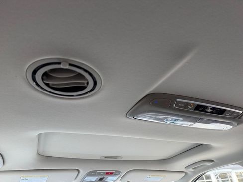 Used 2025 Kia Telluride EX w/ EX Captain's Chair Package image 15