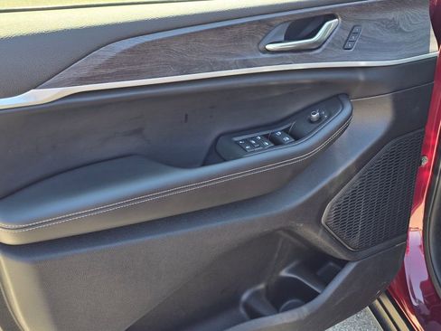 Used 2025 Jeep Grand Cherokee Limited image 8