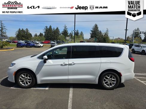 Used 2023 Chrysler Pacifica Touring-L FWD image 4