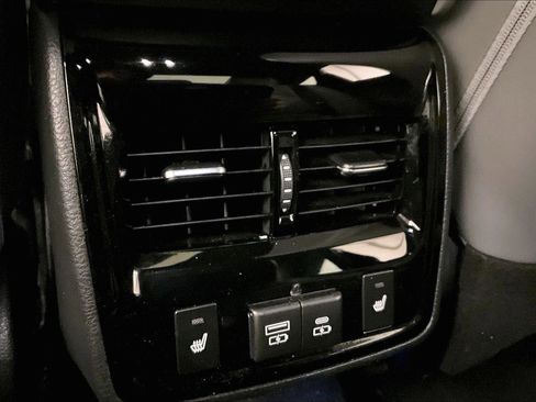 Used 2022 Toyota Avalon Limited image 32