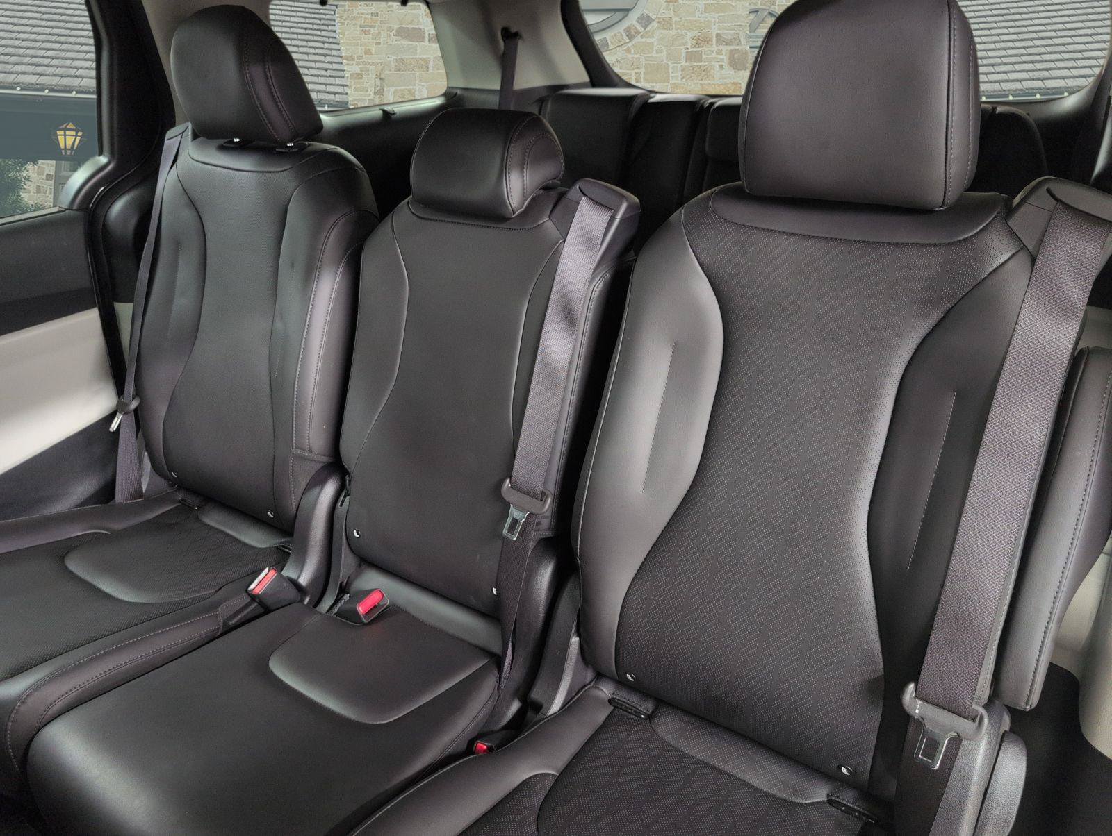 Used 2024 Kia Carnival EX FWD image 18