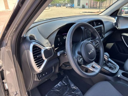 Used 2025 Kia Soul LX w/ LX Technology Package FWD image 33