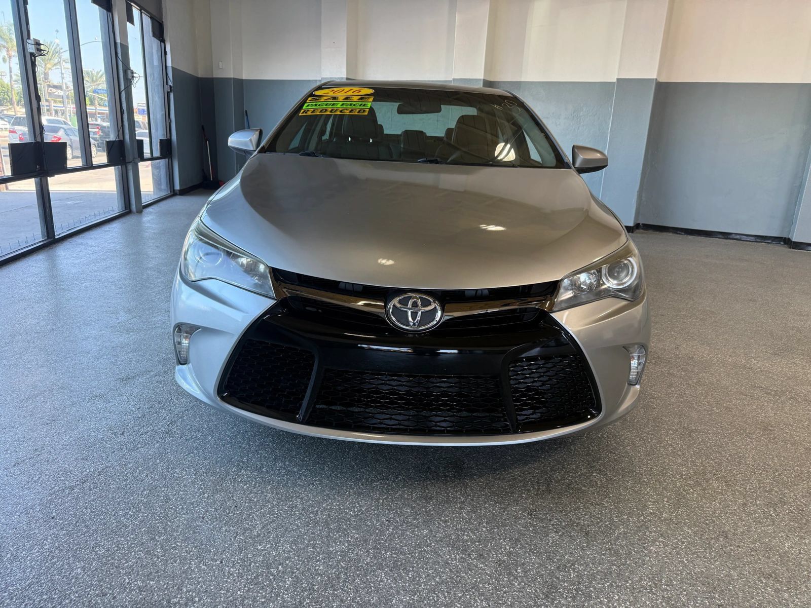 Used 2016 Toyota Camry SE FWD image 2