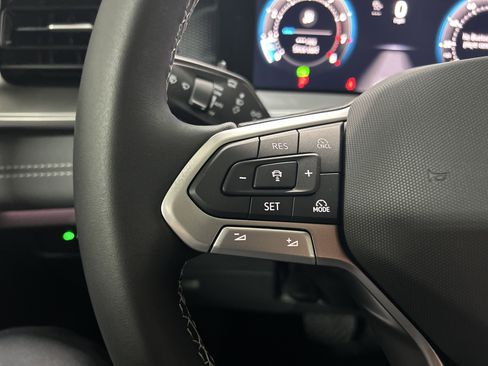 New 2025 Volkswagen Tiguan SE image 17