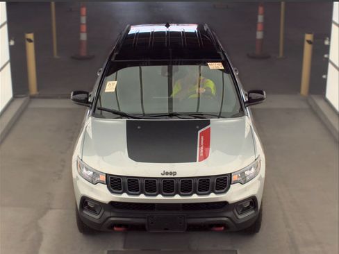 Used 2025 Jeep Compass Trailhawk AWD/4WD image 7