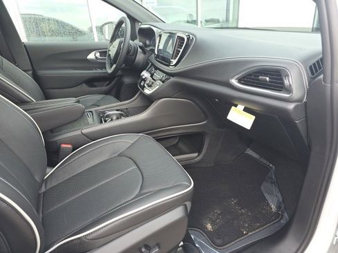 New 2026 Chrysler Pacifica Limited w/ S Appearance Package image 4
