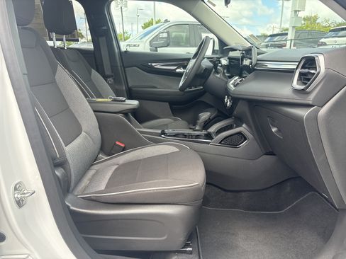 Used 2025 Chevrolet TrailBlazer LT FWD image 30