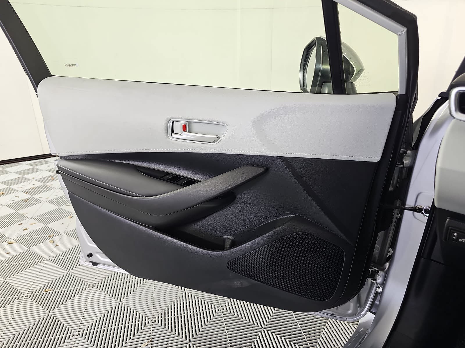 Used 2023 Toyota Corolla SE w/ SE Premium Package FWD image 25