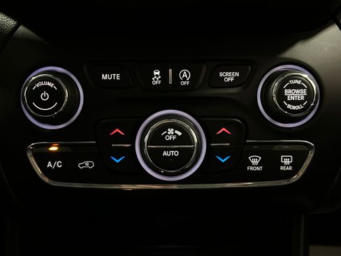 Used 2019 Jeep Cherokee Limited AWD/4WD image 12