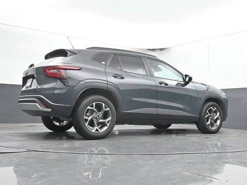 Used 2025 Chevrolet Trax LT FWD image 43