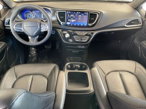 Used 2025 Chrysler Pacifica Select image 35
